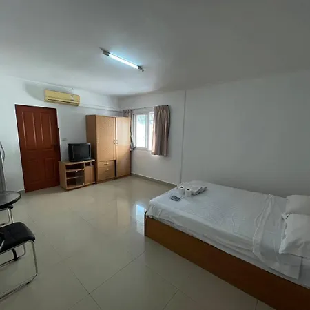 Malee And Restaurant Hostel *
