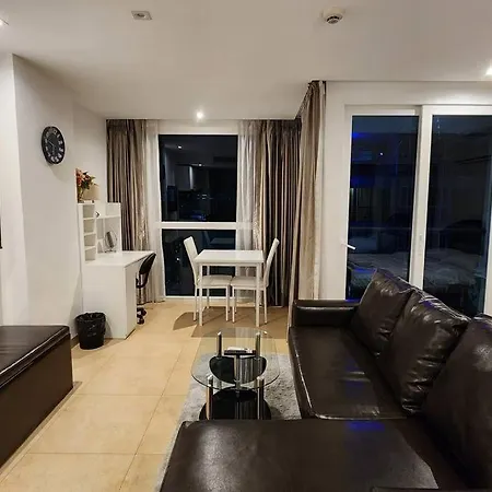 Centara Avenue Pool View B72 * Pattaya
