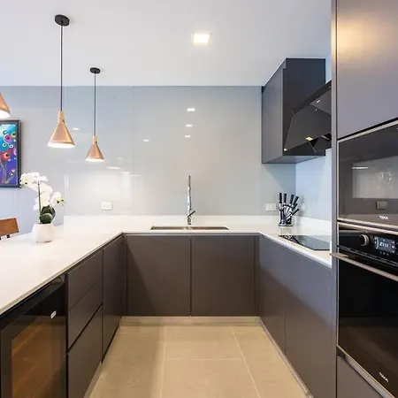Super Luxury 4br Pool - Centre - Mt4 *
