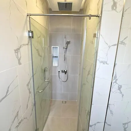Super Luxury 4br Pool - Centre - Mt4