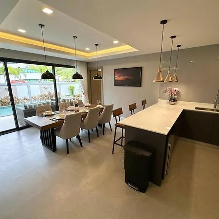 Super Luxury 4br Pool - Centre - Mt4