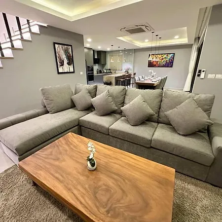 Super Luxury 3 Bedroom Private Pool With Jacuzzi, Near 711, 10 Minutes To Walking Street And - Mt 7 Pattaya