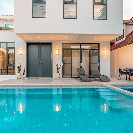 T M L-urban Modern Pool -4 Bedrooms & 5 Bathrooms - Private Ktv - Prime Location -family & Group Pattaya