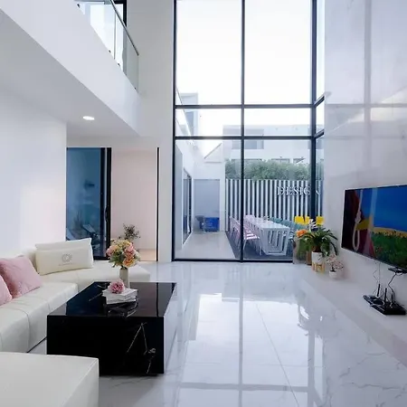 Tagvilla Palm Spring In 8 Bedroom Villa