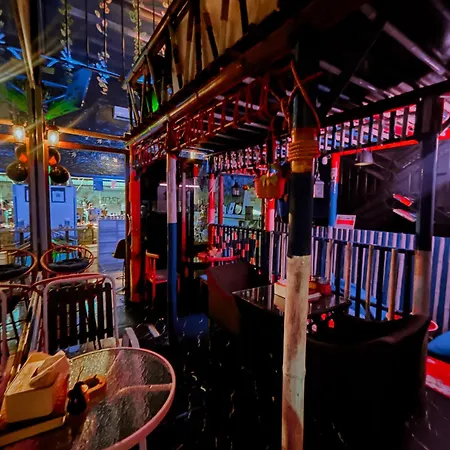 Happiness Community Wake & Bake - Rooftop Bar & Bistro ที่พัก