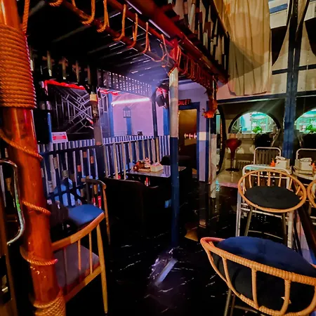 ที่พัก Happiness Community Wake & Bake - Rooftop Bar & Bistro