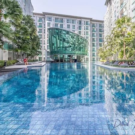 Center Pool View Apartment
