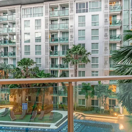 Apartment Center Pool View Pattaya