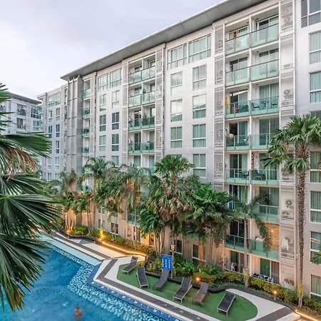 Center Pool View Apartment