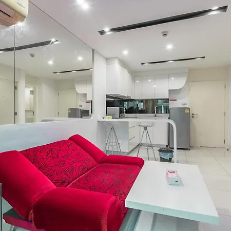 Center Pool View Apartment