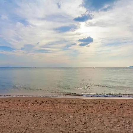 อพาร์ทเม้น Beachfront Phratamnak *