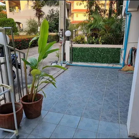 3 Bedroom Renovated House With In - And Outdoor Jacuzzi * Pattaya
