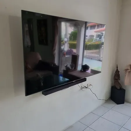 วันหยุดที่บ้าน 3 Bedroom Renovated House With In - And Outdoor Jacuzzi Pattaya