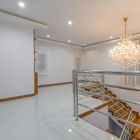5 Bedrooms Modern Pool