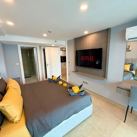 Large Luxury - Centre - Centara Avenue, Pool View - 805