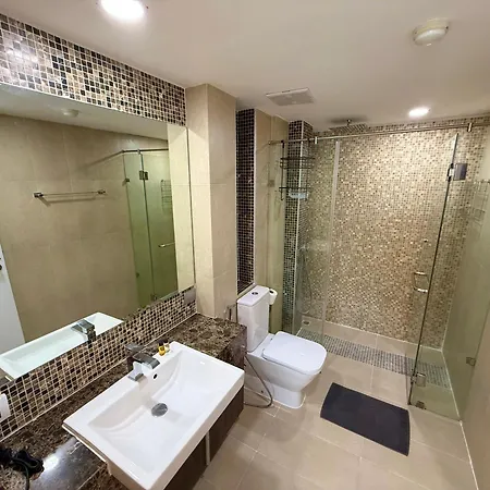 Large Luxury - Centre - Centara Avenue, Pool View - 805 *