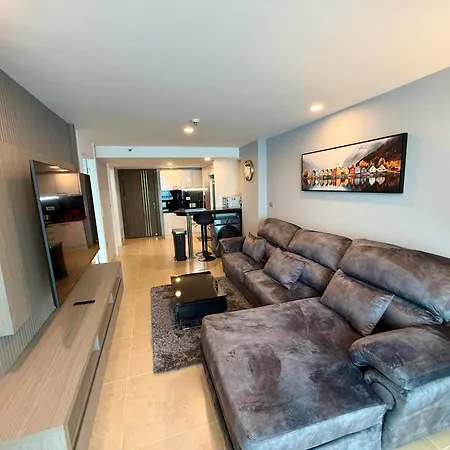 Large Luxury - Centre - Centara Avenue, Pool View - 805 * Pattaya