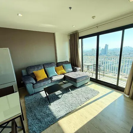 The Base - Spacious 70sqm, 2 Bedroom, 2 Bathroom, Penthouse - Centre - 592 Apartment *