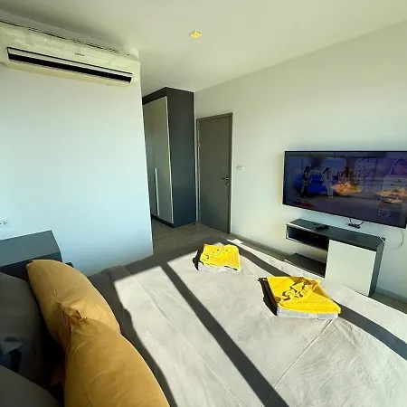 The Base - Spacious 70sqm, 2 Bedroom, 2 Bathroom, Penthouse - Centre - 592 Apartment