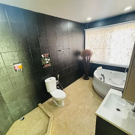 The Ace 6 Bedroom 6 Bathroom With Free Bills *