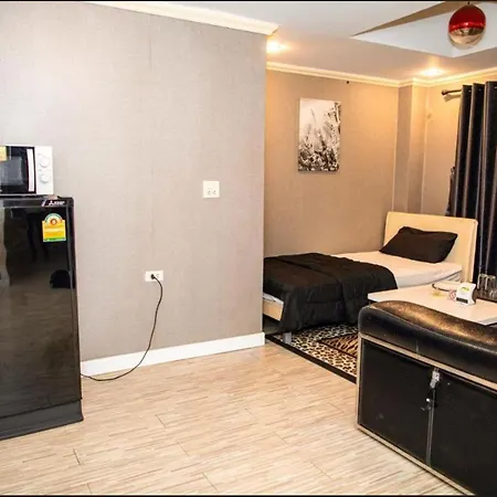 Merry Near Walking Street โรงแรม 3*