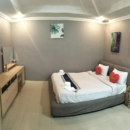 Merry Near Walking Street โรงแรม 3*