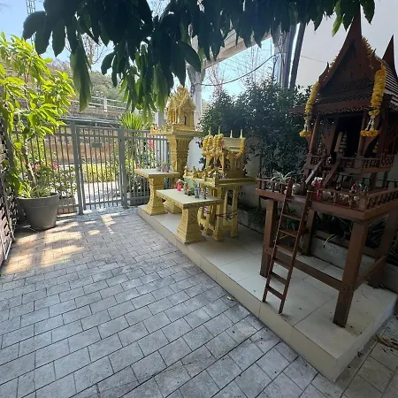Apartment Private, Upscale, Neighborhood *