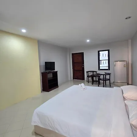 Middle Tree House โรงแรม