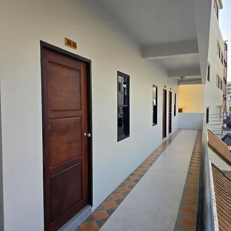 โรงแรม Middle Tree House