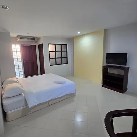 Middle Tree House โรงแรม