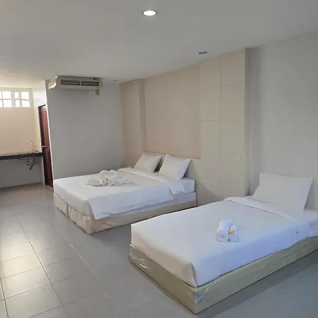 Middle Tree House โรงแรม Pattaya