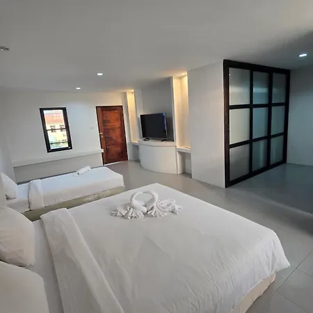 Middle Tree House 3*