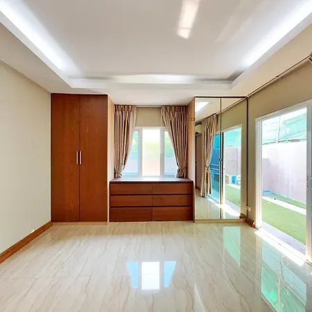 3 Bedroom House, 200 Meters To Workspace, Pet Friendly * Pattaya