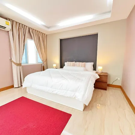 3 Bedroom House, 200 Meters To Workspace, Pet Friendly Holiday home *