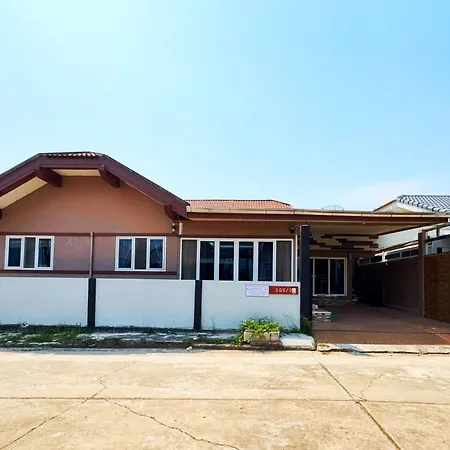 3 Bedroom House, 200 Meters To Workspace, Pet Friendly *