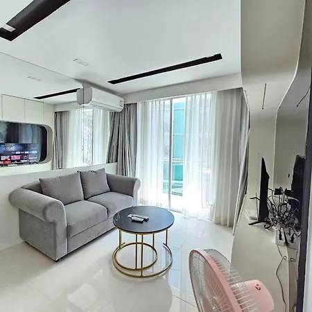 อพาร์ทเม้น Center Pool View Pattaya