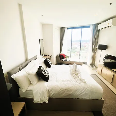 Downtown Charm Edge 1 Bedroom Seaview Apartment