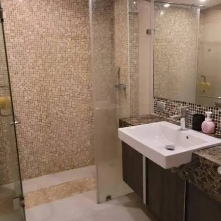 Apartment 2 Bedrooms Near *