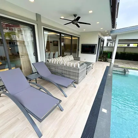 Super Luxury 4 Bedroom Private Pool With Jacuzzi, Near 711, 10 Minutes To Walking Street And - Mt4 Villa