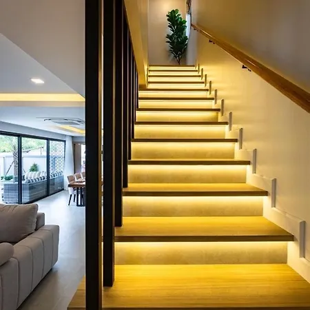 Super Luxury 4 Bedroom Private Pool With Jacuzzi, Near 711, 10 Minutes To Walking Street And - Mt4 Pattaya