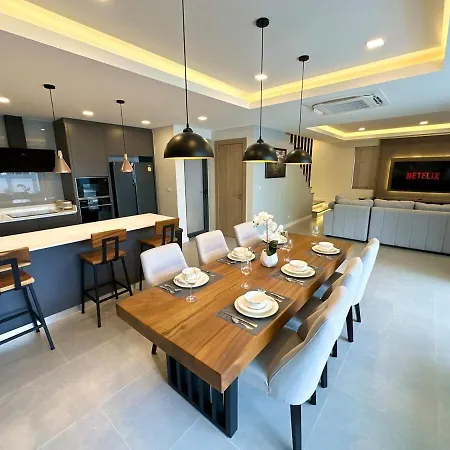 Super Luxury 4 Bedroom Private Pool With Jacuzzi, Near 711, 10 Minutes To Walking Street And - Mt4