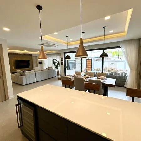 Super Luxury 4 Bedroom Private Pool With Jacuzzi, Near 711, 10 Minutes To Walking Street And - Mt4 Villa
