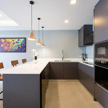 Villa Super Luxury 4 Bedroom Private Pool With Jacuzzi, Near 711, 10 Minutes To Walking Street And - Mt4 *