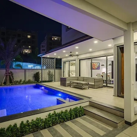 Super Luxury 4 Bedroom Private Pool With Jacuzzi, Near 711, 10 Minutes To Walking Street And - Mt4