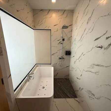 Unique Style 3 Bedroom With Mega Pool *
