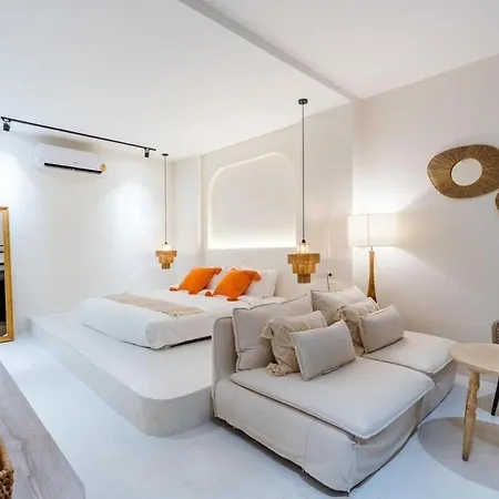 Malaga, Luxe Pool