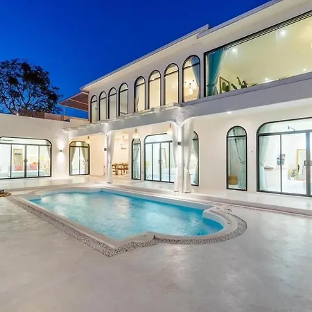 Malaga, Luxe Pool *