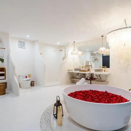 Malaga, Luxe Pool *
