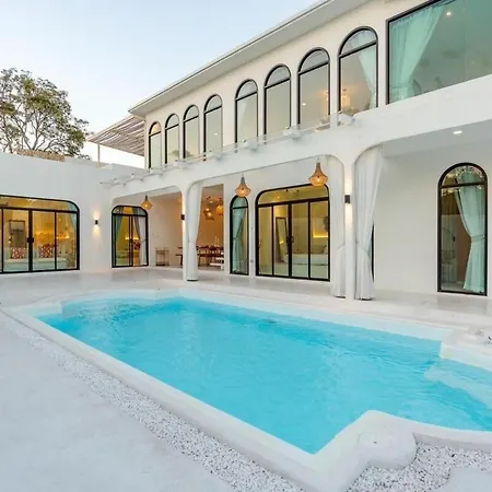 Malaga, Luxe Pool Villa Pattaya