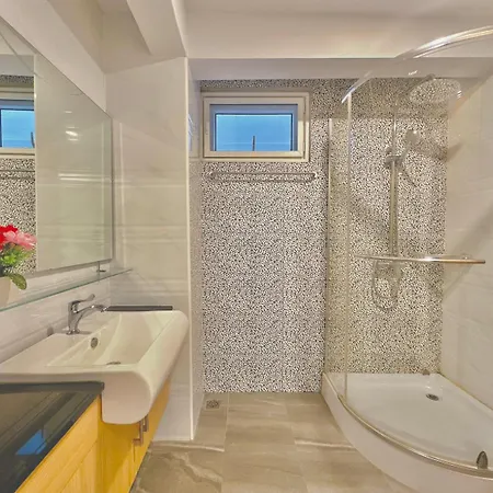วิลล่า Tagvilla Suksabai In - 04 Bedroom Pattaya